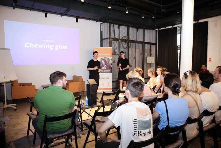 Картинка Gen Z  creative club проводит еженедельный workshop для поиска инсайтов, чтобы общаться с молодежью