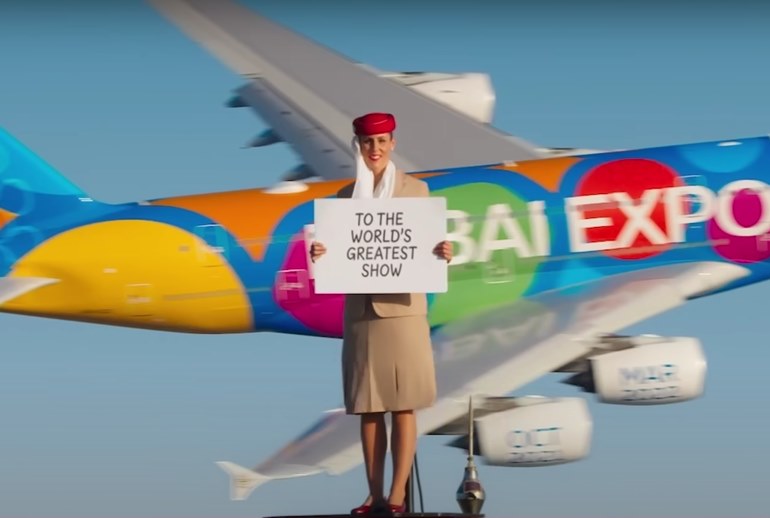 Картинка Стюардесса Emirates Airlines забралась на самое высокое здание в мире