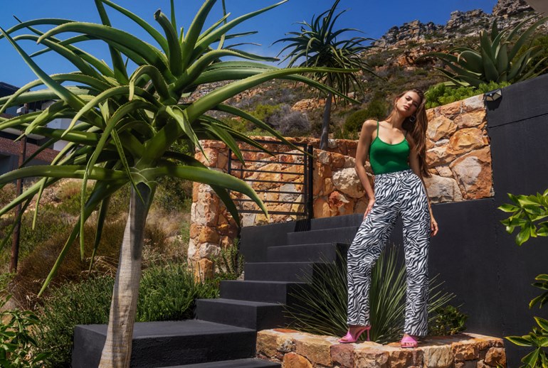 Картинка «Носи где хочешь и как хочешь»: Gloria Jeans сняла кампанию летней коллекции в Кейптауне