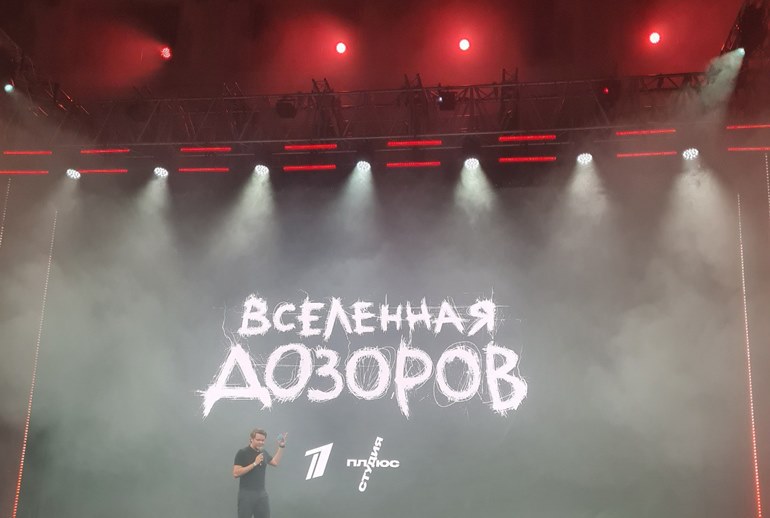 Картинка «К себе нежно», трилогия Пелевина и «Вселенная Дозоров» – обзор новинок от «Плюс Студии»