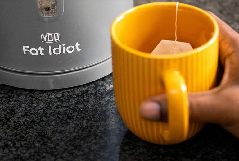 Картинка «Ты идиот»: железнодорожная компания сделала баннеры с оскорблениями своих сотрудников