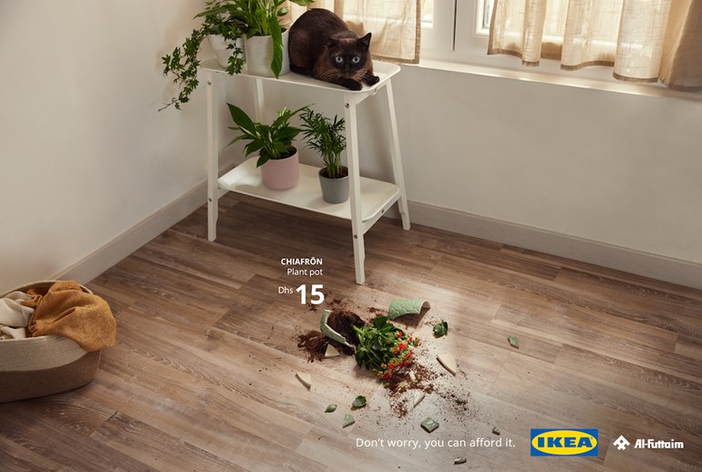 Картинка IKEA начала рекламировать разбитые вдребезги вещи