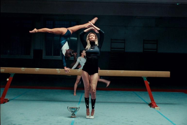 Картинка Vogue вновь снял Джиджи Хадид для своей олимпийской обложки