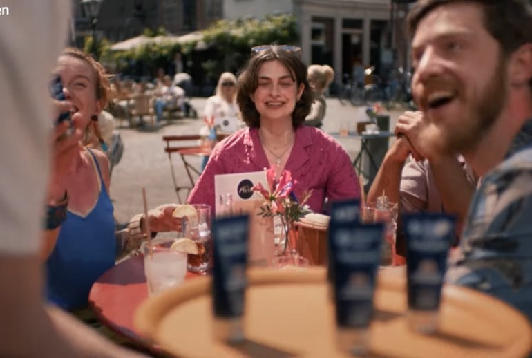 Картинка Страховая компания добавила солнцезащитный крем в меню уличных кафе