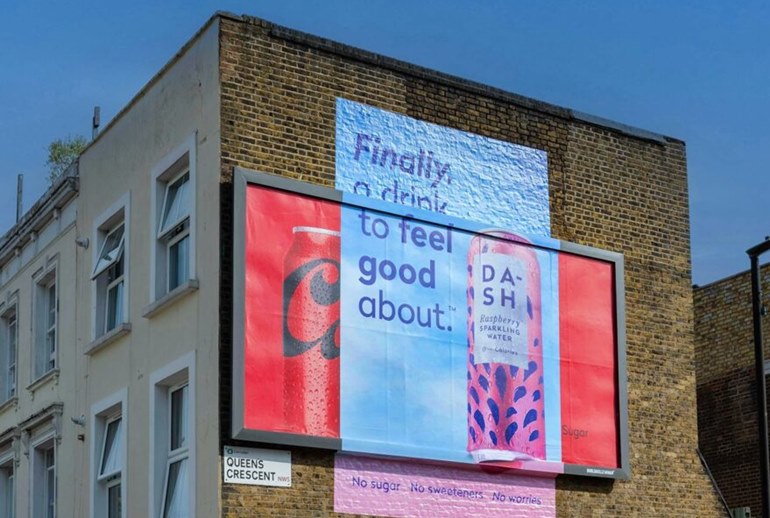 Картинка Газированные войны: в вендинговый автомат Coca Cola «влез» конкурент