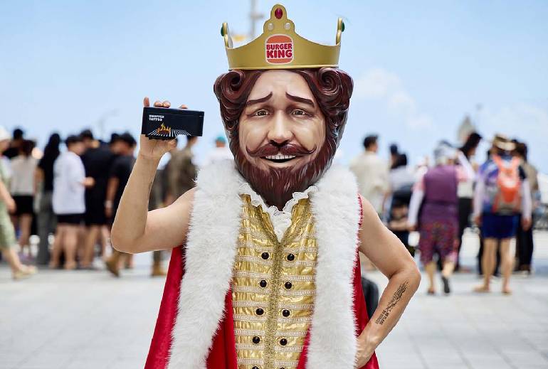 Картинка Burger King «набил» татуировку на коже прохожих