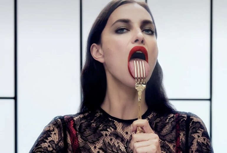 Картинка Ирина Шейк оказалась в итальянском детективе от Dolce&Gabbana