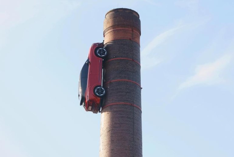 Картинка Nissan решил проблему парковок в Лондоне и загнал машину на трубу