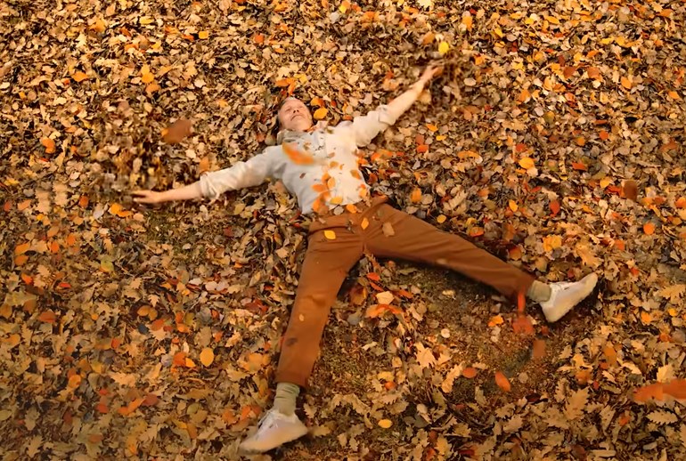 Картинка Мадс Миккельсен и Роджер Федерер «растворились» в швейцарской осени