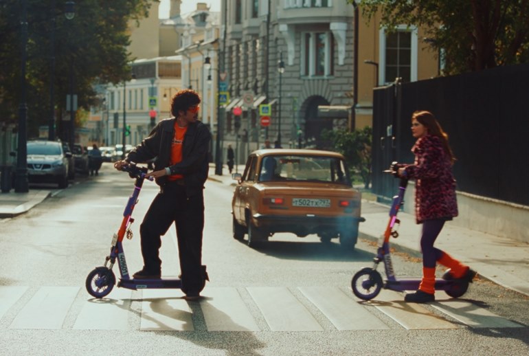 Картинка Вдвоем — на двух: «МТС Юрент» показал романтические истории про соблюдение ПДД