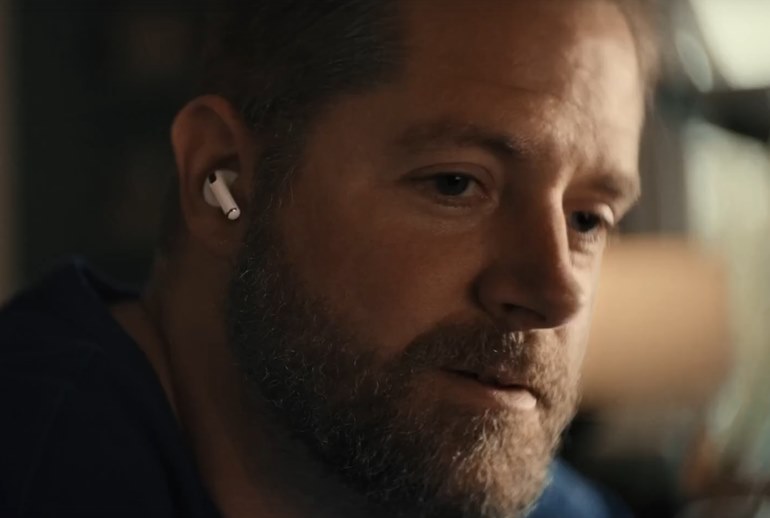 Картинка Apple вернула слух мужчине в рождественской рекламе
