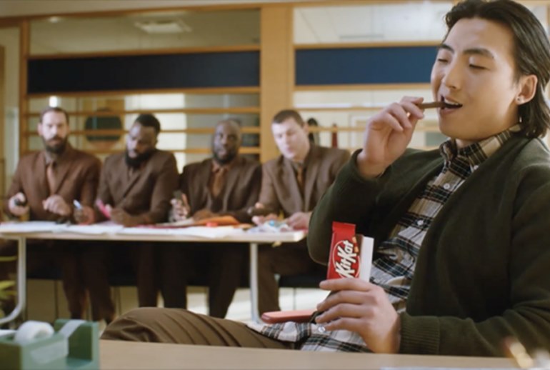 Картинка Ты не пройдешь: Kit Kat защитит отдых с помощью четырех мускулистых мужчин