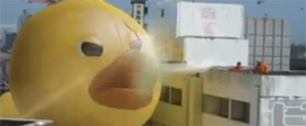 Картинка Шокирующее видео: рекламный резиновый утенок крушит Японию