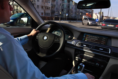 Картинка BMW покажет водителям рекламу прямо в автомобиле