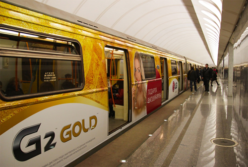 Картинка В Московском метро запустили первый золотой брендированный поезд LG