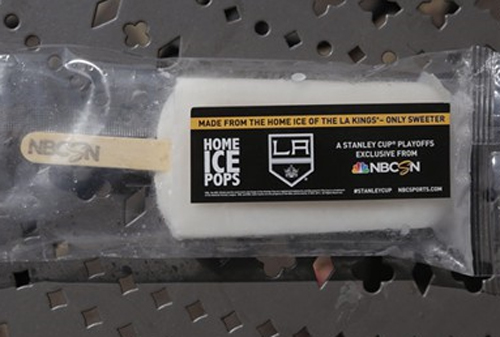 Картинка NBC Sports раздает мороженое из настоящего льда знаменитой хоккейной арены
