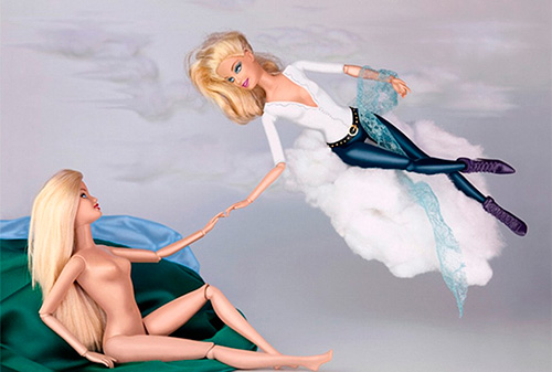 Картинка Barbie стала частью знаменитых картин в защиту прав женщин