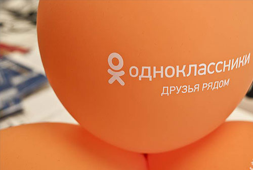 Картинка «Коммерсантъ»: «Одноклассники» вместе с ВТБ 24 запускают сервис денежных переводов