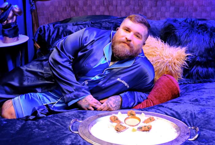 Изображение к Booking.com доказал привлекательность мужчин, которые оплачивают отпуск