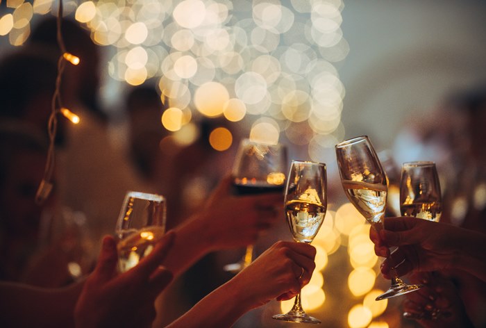 Изображение к Опрос показал желание россиян отказаться от новогодних корпоративов