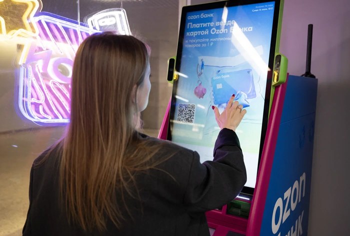 Изображение к «Ozon Банк» начал размещать рекламу на своих банкоматах