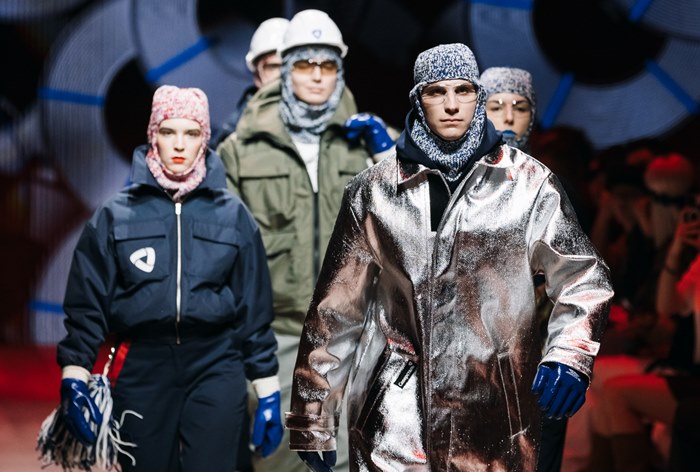 Изображение к Рабочая униформа на подиуме: как компании переосмыслили спецодежду на Московской неделе моды