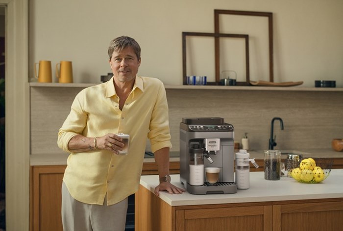 Изображение к Спайк Джонс и Delonghi перепридумали кофейный дзен для Брэда Питта