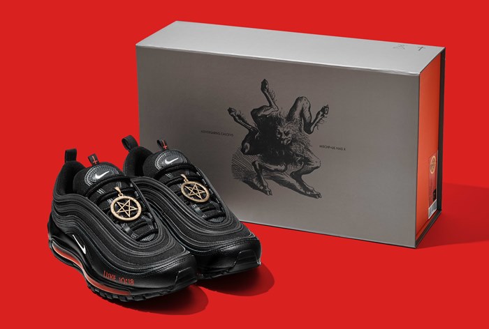 Картинка Nike пытается изъять с рынка «сатанинские кроссовки»