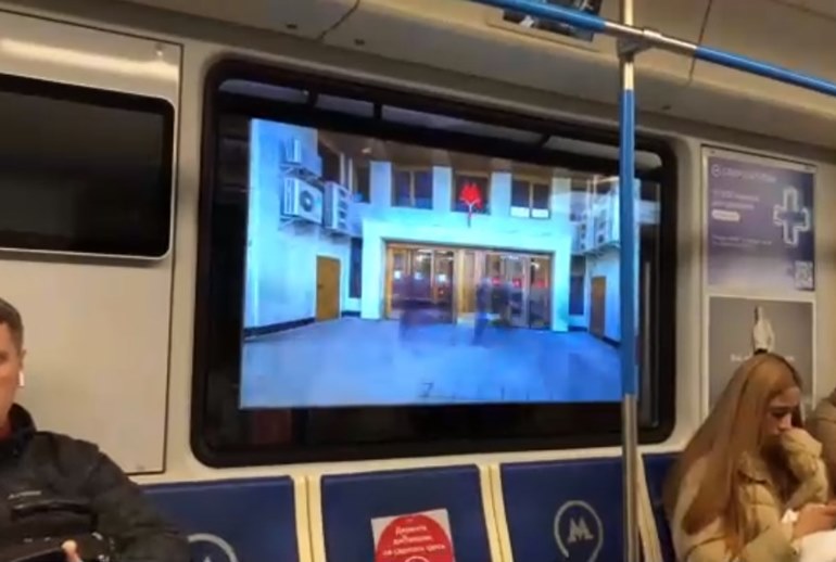 Картинка к В поезде московского метро на окнах разместили два информационных экрана