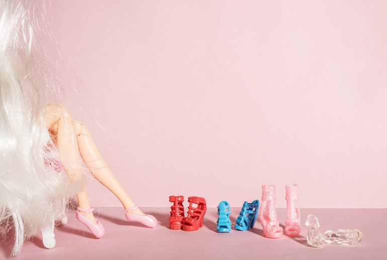 Картинка Женщина-режиссер, сильный образ и розовый цвет — что нужно, чтобы повторить успех «Барби» в России
