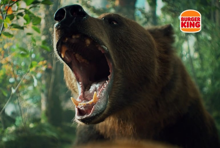 Картинка «Бургер Кинг» показал рекламу с настоящим медведем для привлечения внимания к сибирским пожарам