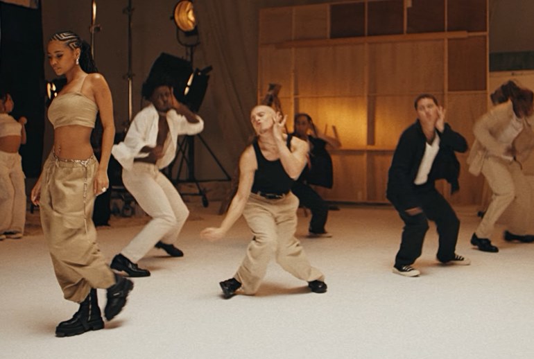 Картинка Ностальгия по 90-м: Gap переснял свою танцевальную рекламу 