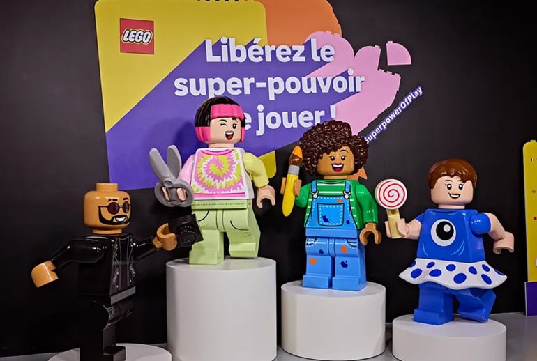 Картинка Lego открыла интерактивную Superpower-выставку в Париже