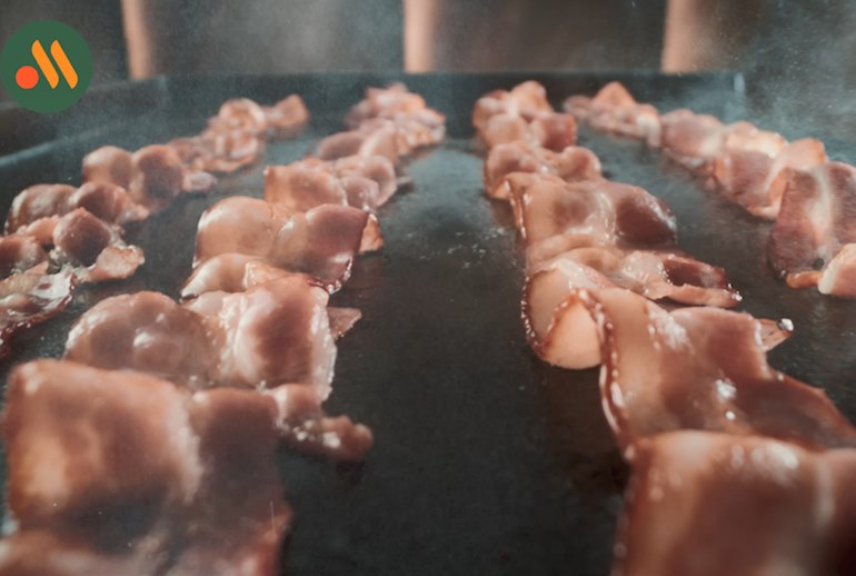 Картинка «Вкусно — и точка» превратила бекон в струны гитары ради рекламы «Биг Хита»