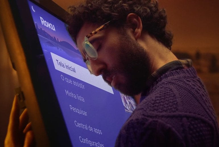 Картинка Roku показал любовь между зрителем и телевизором. Буквально