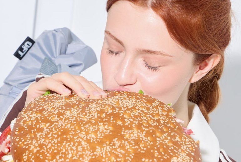 Картинка «Бургер Кинг» решил собрать вечно занятых друзей при помощи воппер-пиццы