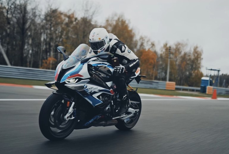 Картинка Гонщик MotoGP разогнал Honor X9d до скорости более 200 километров в час