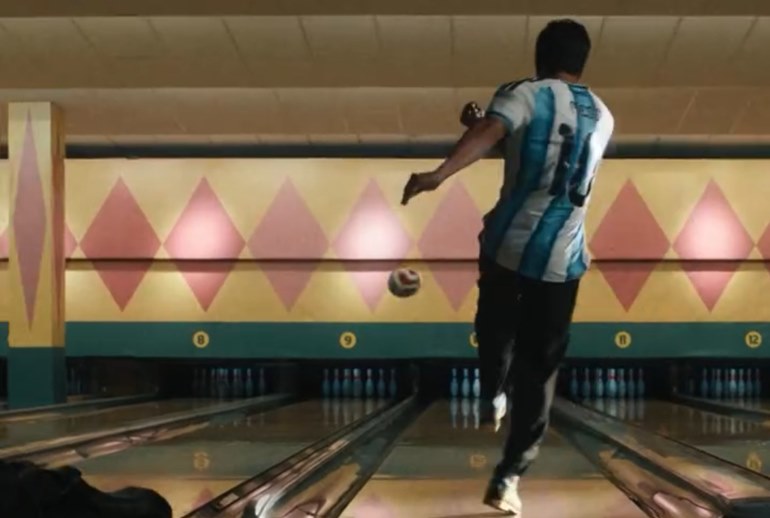 Картинка Месси выбил страйк футбольным мячом в ролике Adidas