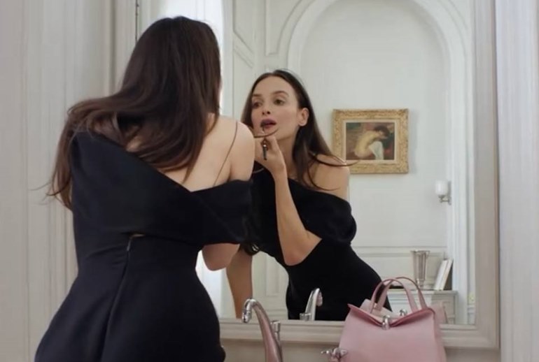 Картинка Воспоминания детства вдохновили Jacquemus на трогательную кампанию для сумки Le Valérie