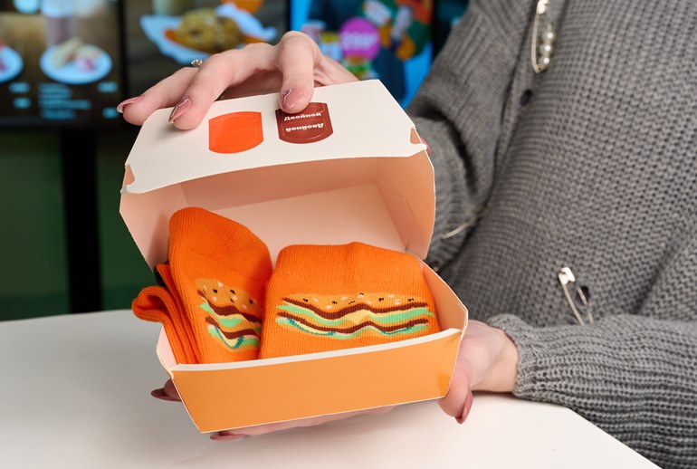 Картинка «Вкусно — и точка» дополнила комбо носками с нарисованными бургерами 