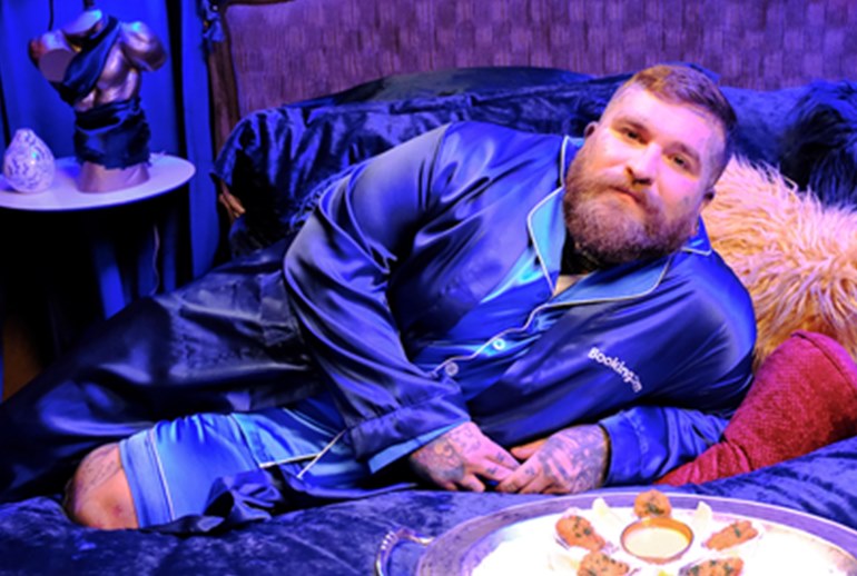 Картинка Booking.com доказал привлекательность мужчин, которые оплачивают отпуск