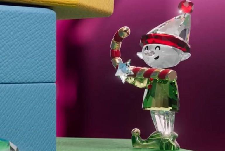 Картинка Баба Яга играет рок, а Gaultier проводит «декадентскую вечеринку»: что бренды снимают к Новому Году