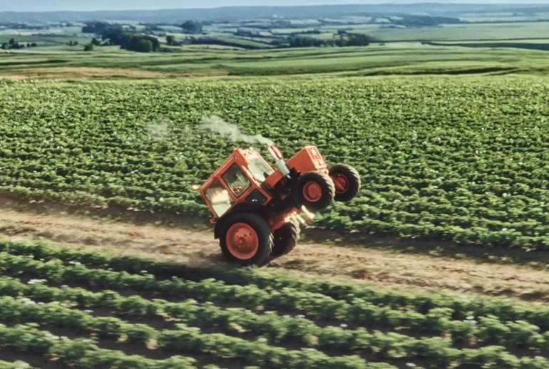 Картинка «Вкусно — и точка» отправила сотрудника в белорусское поле