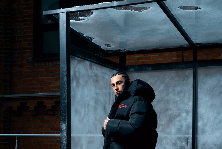 Картинка Рэпер Yanix попал на автобусную остановку в расстегнутом пуховике в мороз 