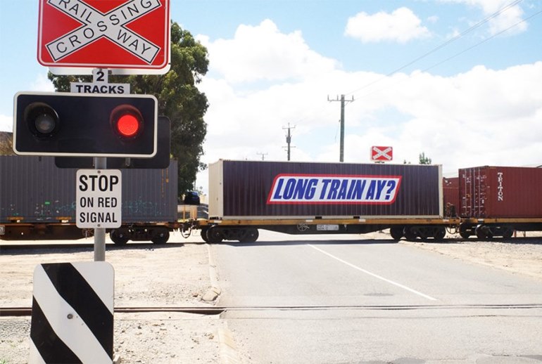 Картинка Snickers показал рекламу в пробке на переезде