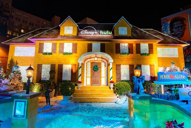Картинка Disney+ построила дом МакКаллистеров из пряников к юбилею «Один дома»