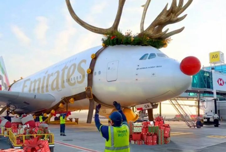 Картинка Самолет Emirates превратился в оленя Санта Клауса