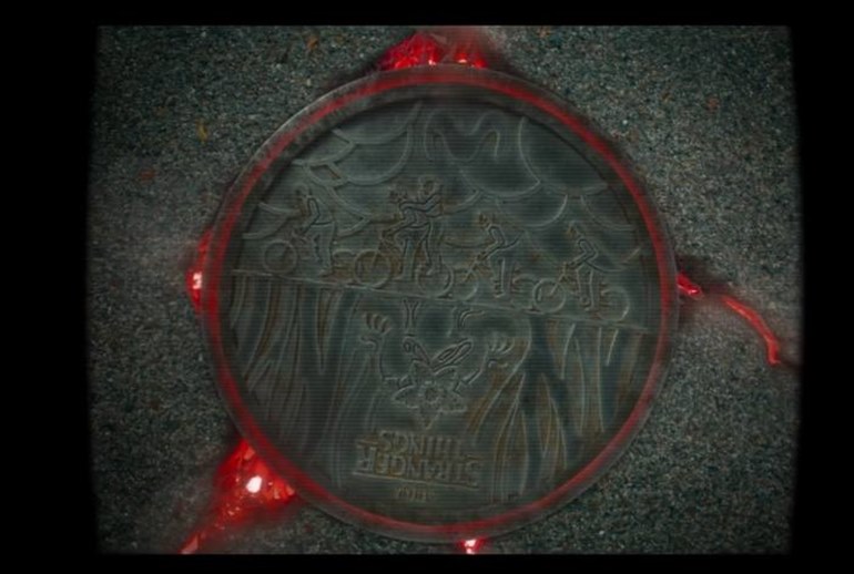 Картинка Netflix рекламирует финал «Очень странных дел» на люках