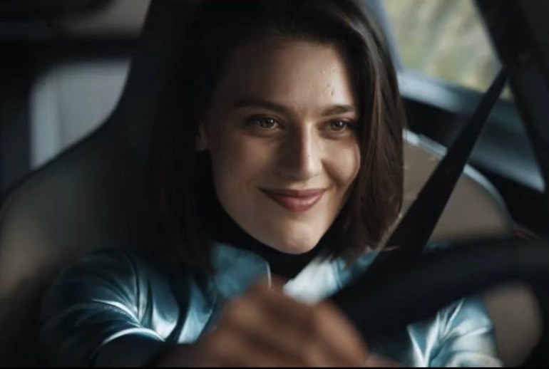 Картинка Электрокар спас своего водителя из антиутопии в рекламе Alpine