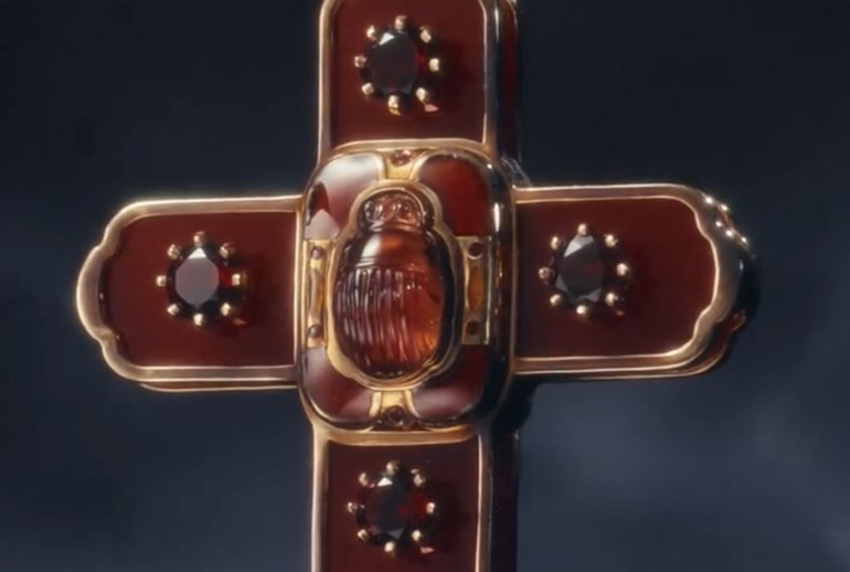 Картинка Бренд Tiffany показал крест в духе средневековой геральдики